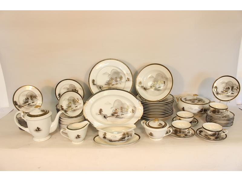 PARTIE DE SERVICE en porcelaine émaillée...