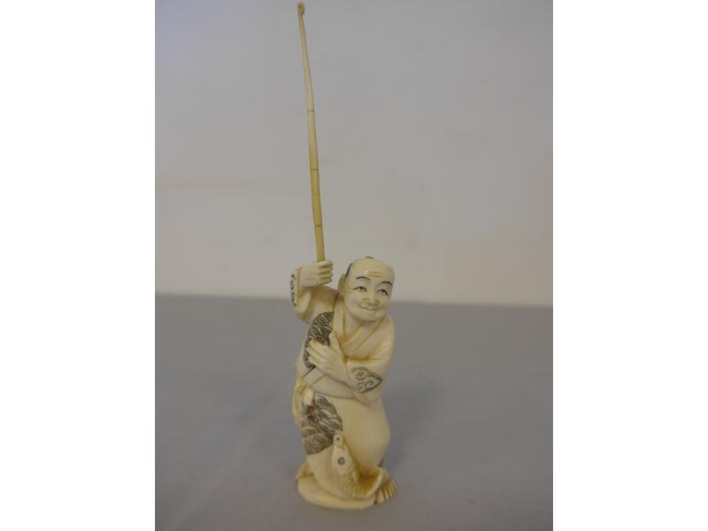 OKIMONO en ivoire sculpté représentant un...