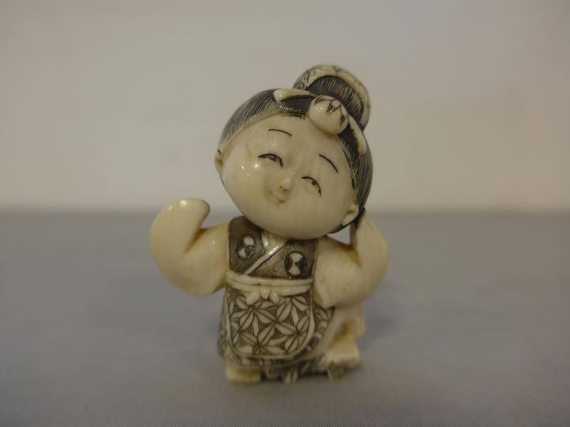 NETSUKE en ivoire sculpté polychrome représentant...