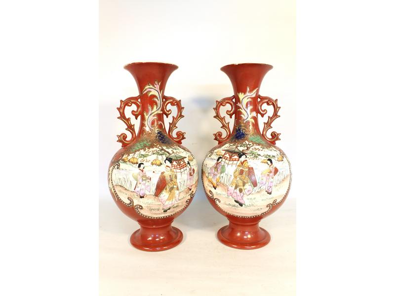 PAIRE DE VASES à haut col sur piédouche en...