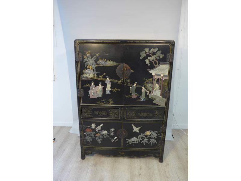 CABINET à quatre portes et deux tiroirs à...