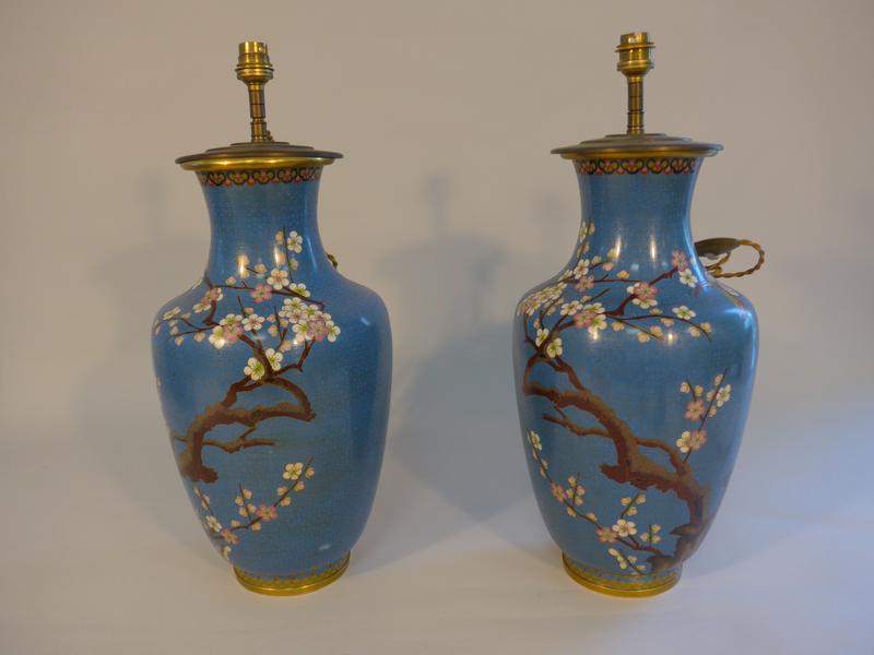 PAIRE DE VASES de forme balustre en émaux...