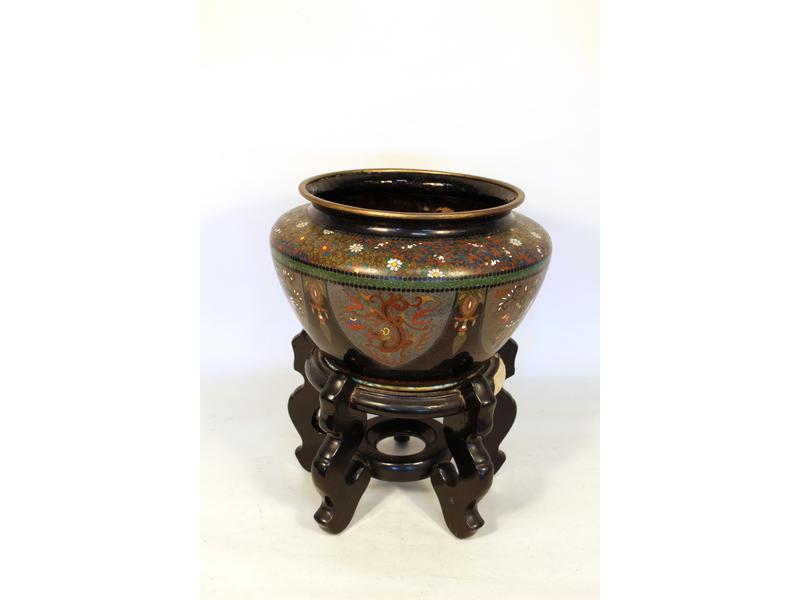 CACHE-POT en émaux cloisonnés à décor alterné...