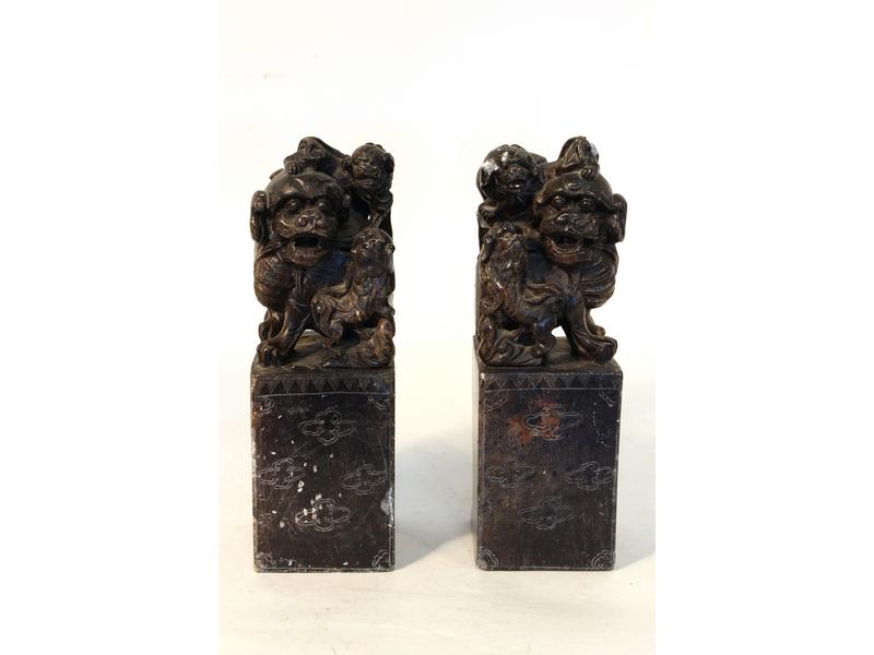 PAIRE DE CHIENS DE FÔ et leurs petits reposant...