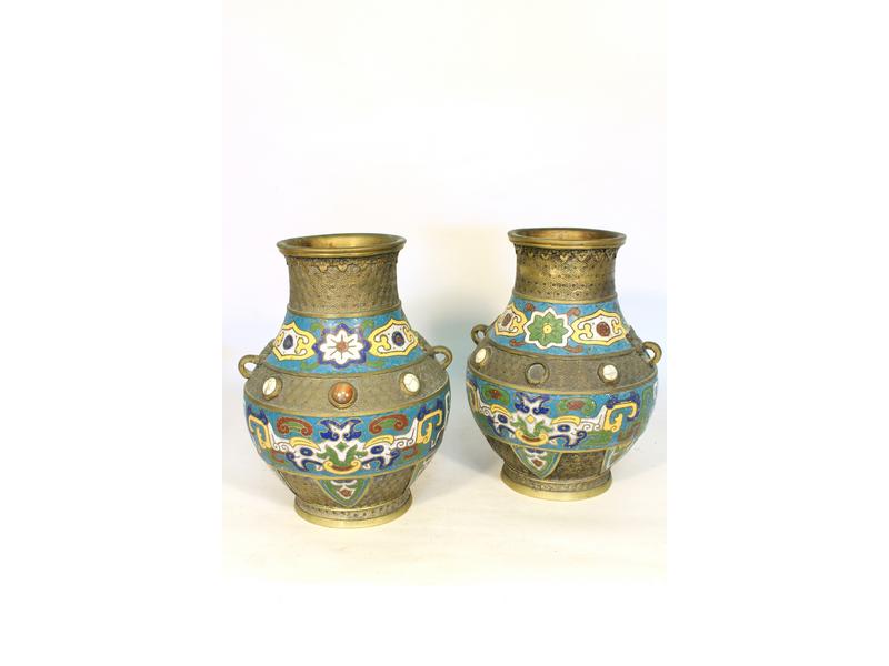 PAIRE DE VASES de forme balustre en bronze...