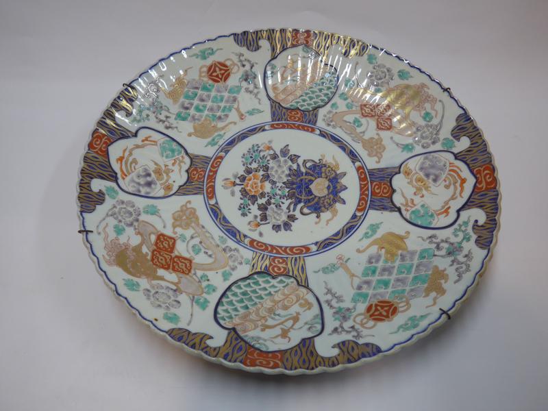 GRAND PLAT rond en porcelaine à décor émaillé...