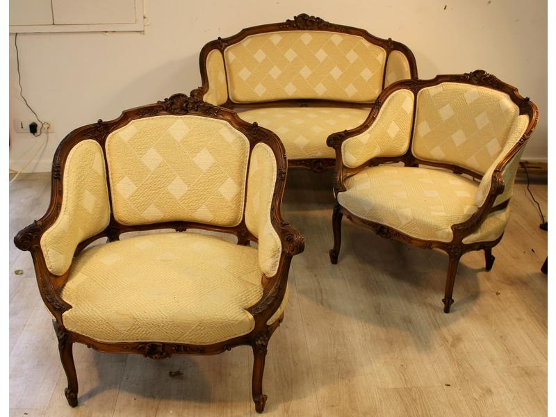 SALON composé d'une banquette et deux petites...