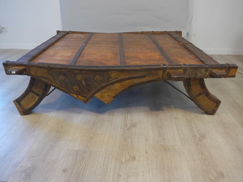 TABLE BASSE formée d'une ancienne herse à...