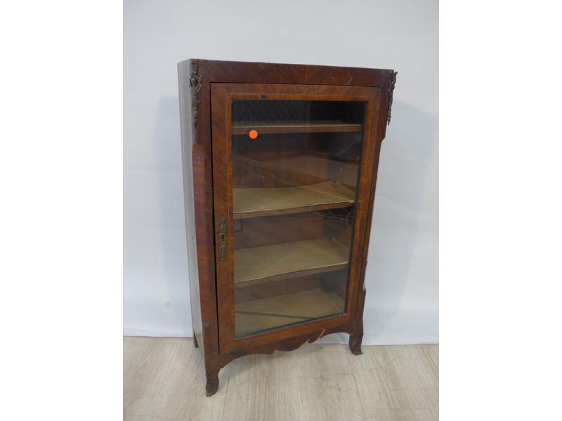 PETITE VITRINE BASSE en bois de placage,...
