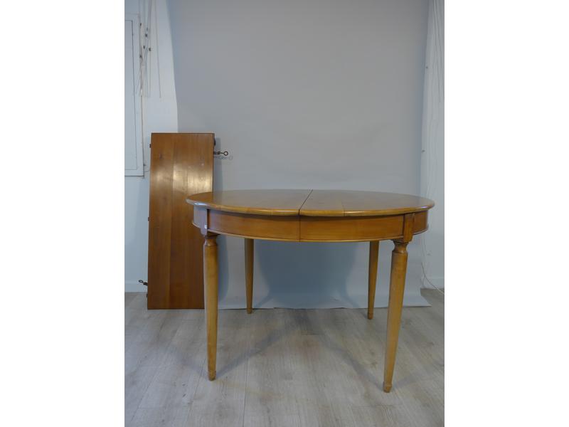 TABLE RONDE de salle-à-manger en merisier...