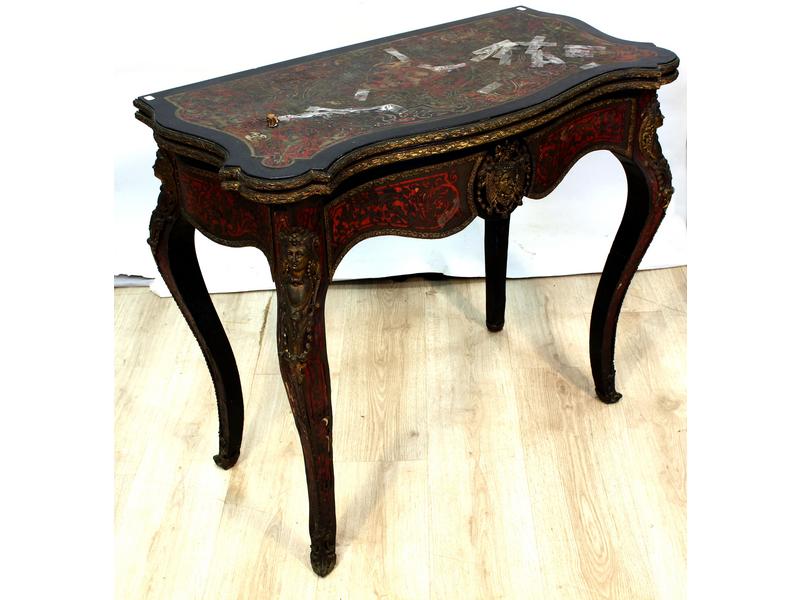TABLE A JEUX, formant console, de forme chantournée,...