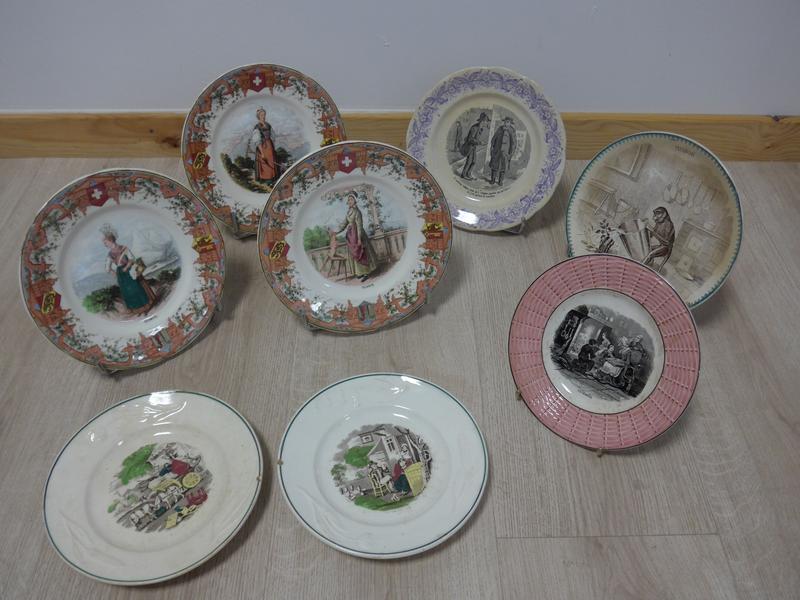 ONZE ASSIETTES en faïence fine à divers décor...