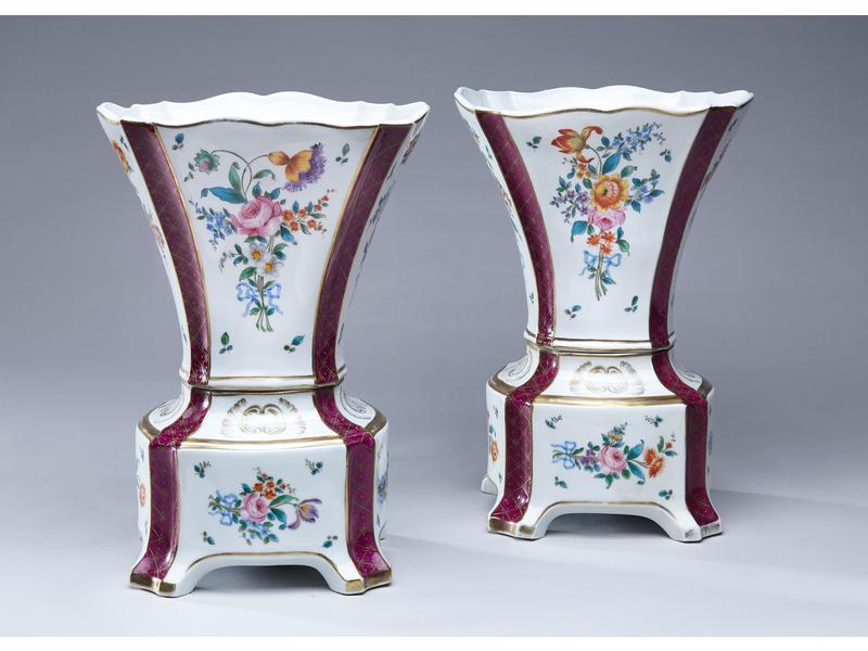 PAIRE DE GRANDS VASES de forme tulipe en...