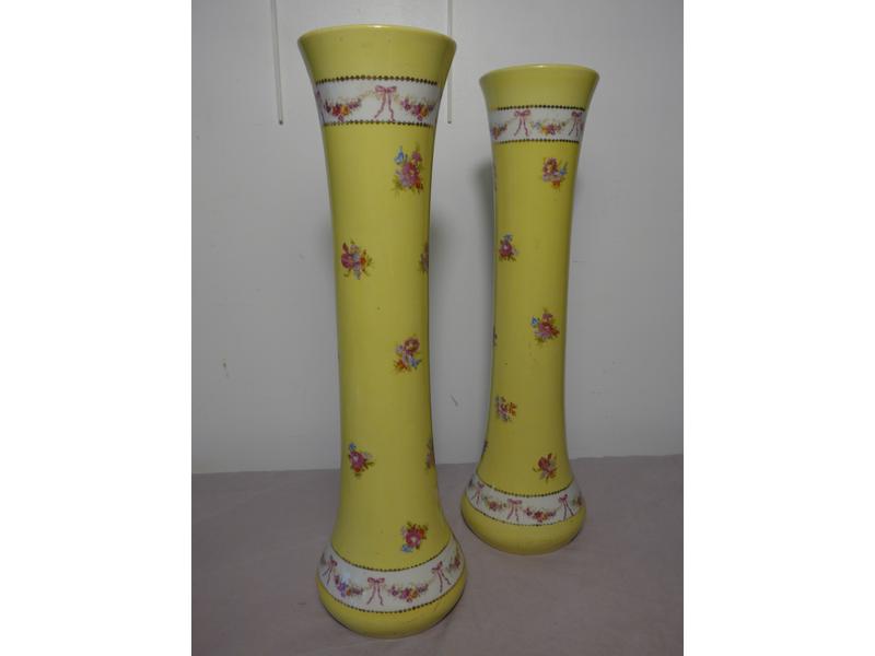 PAIRE DE VASES rouleaux en porcelaine émaillée...
