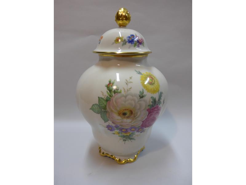 POTICHE COUVERTE en porcelaine de forme balustre...