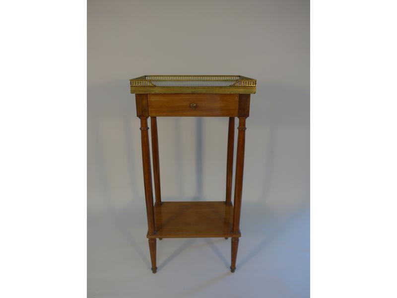 PETITE TABLE DE CHEVET rectangulaire en acajou...