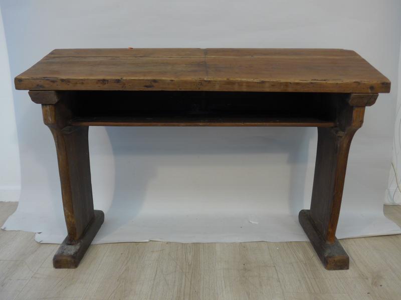 BUREAU D'ECOLIER pupitre en chêne .