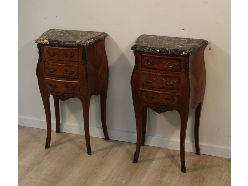 PAIRE DE TABLES DE CHEVETS galbées toutes...