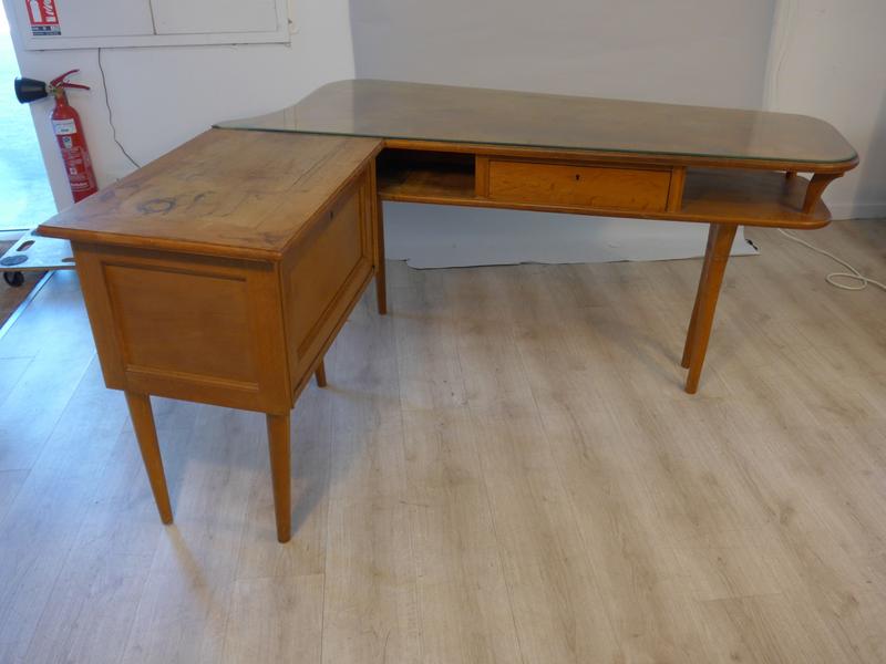 BUREAU D'ANGLE en chêne ouvrant par un tiroir...