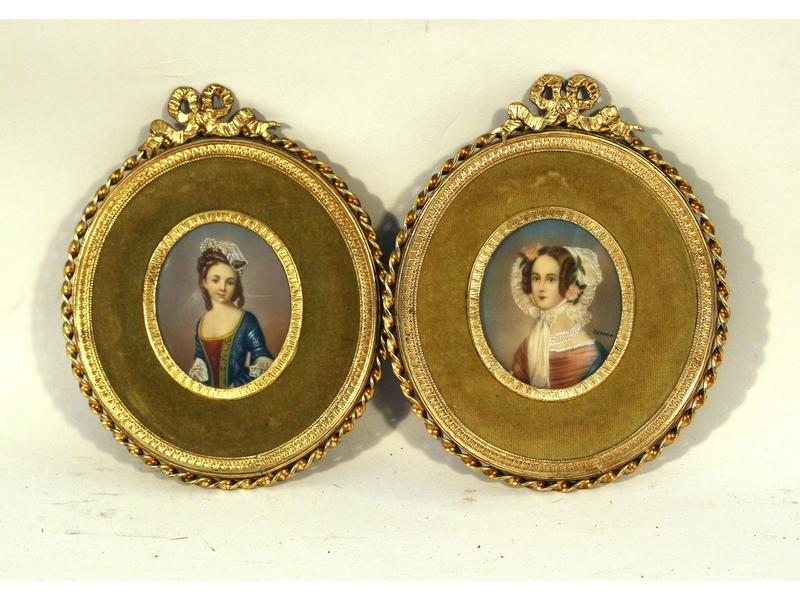PAIRE DE MINIATURES ovales sur ivoire représentant...