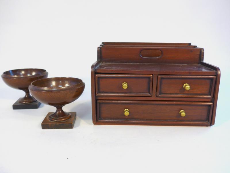 PAIRE DE COUPES en bois tourné. Haut. 10...