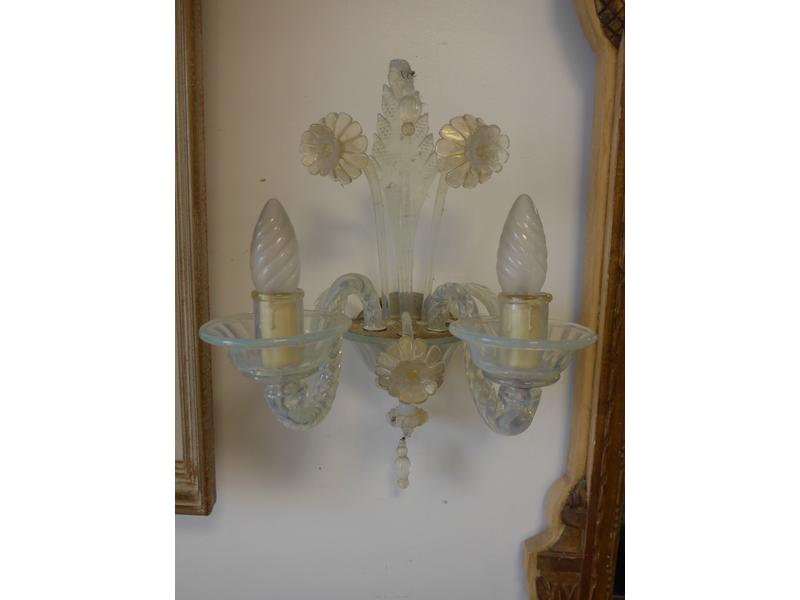 PAIRE D'APPLIQUES en verre opalescent à deux...