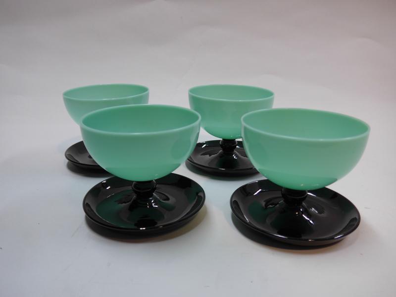 SUITE DE QUATRE COUPES sur piédouche en verre...