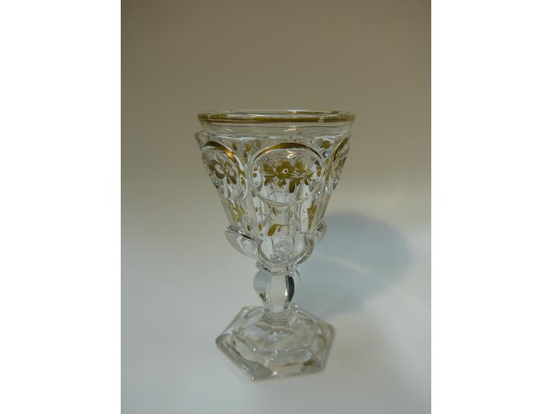 VERRE à pied en cristal taillé à décor doré....