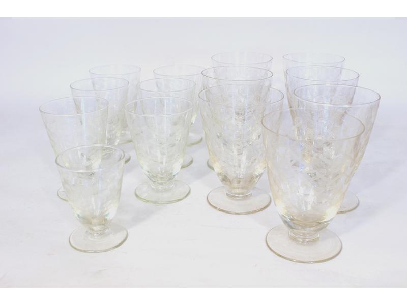 6 VERRES A EAU et 6 VERRES A VIN en cristal...