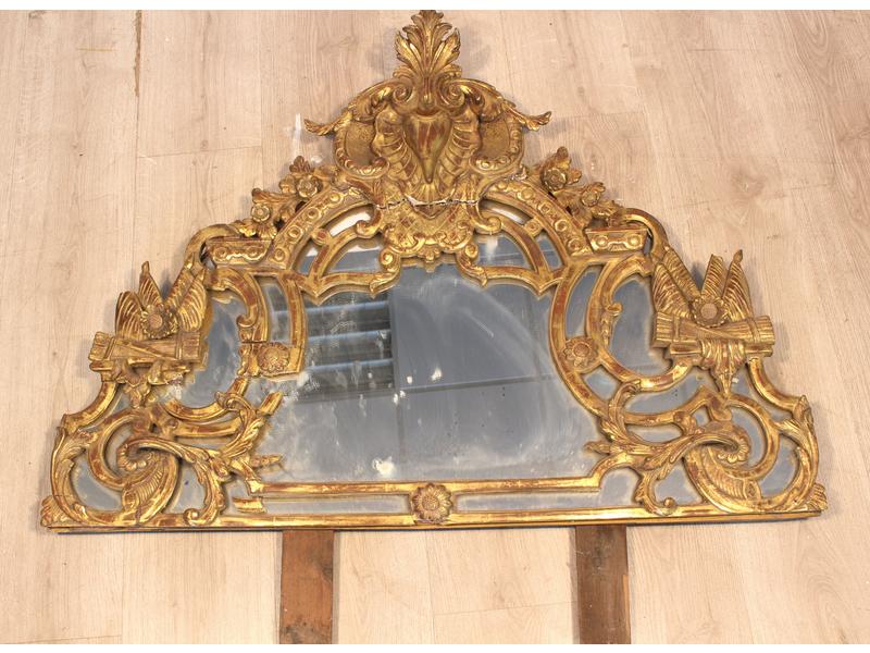 FRONTON DE MIROIR dans un cadre en bois sculpté...