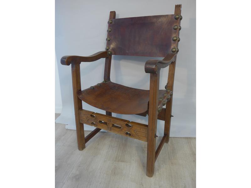 GRAND FAUTEUIL en bois, assise en cuir à...