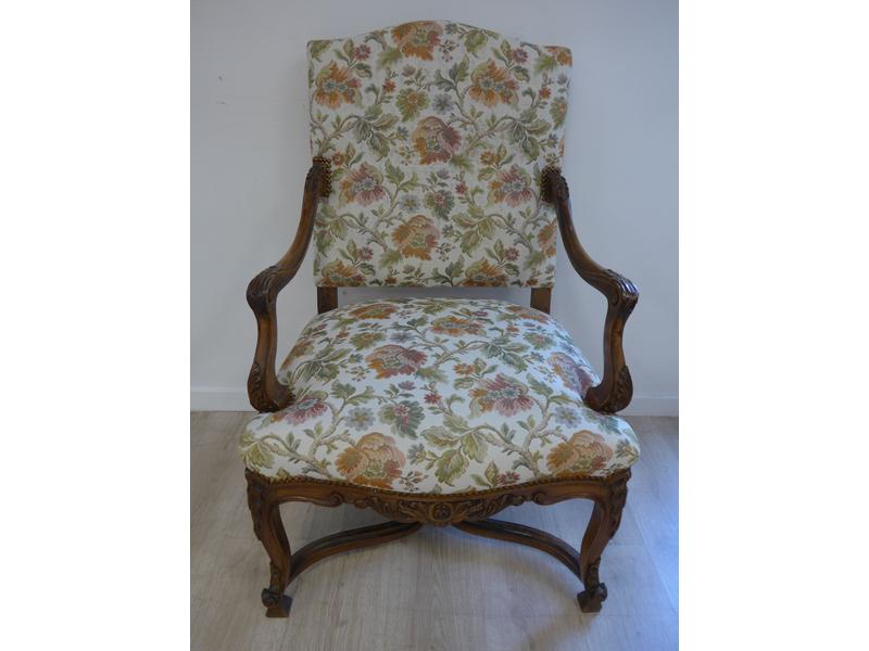FAUTEUIL à dossier plat en chapeau de gendarme,...