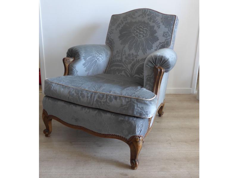 LARGE BERGERE en hêtre teinté à dossier droit,...