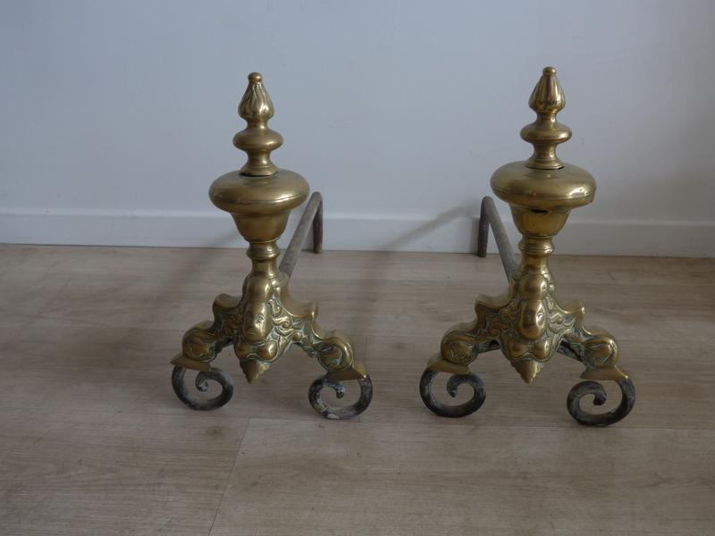PAIRE DE CHENETS en bronze et laiton.