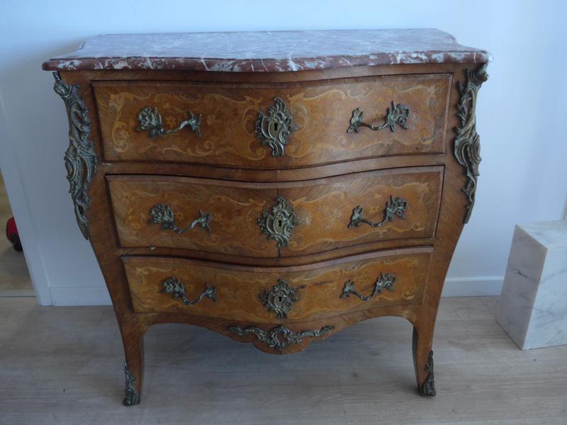 COMMODE en bois de placage, galbée toutes...