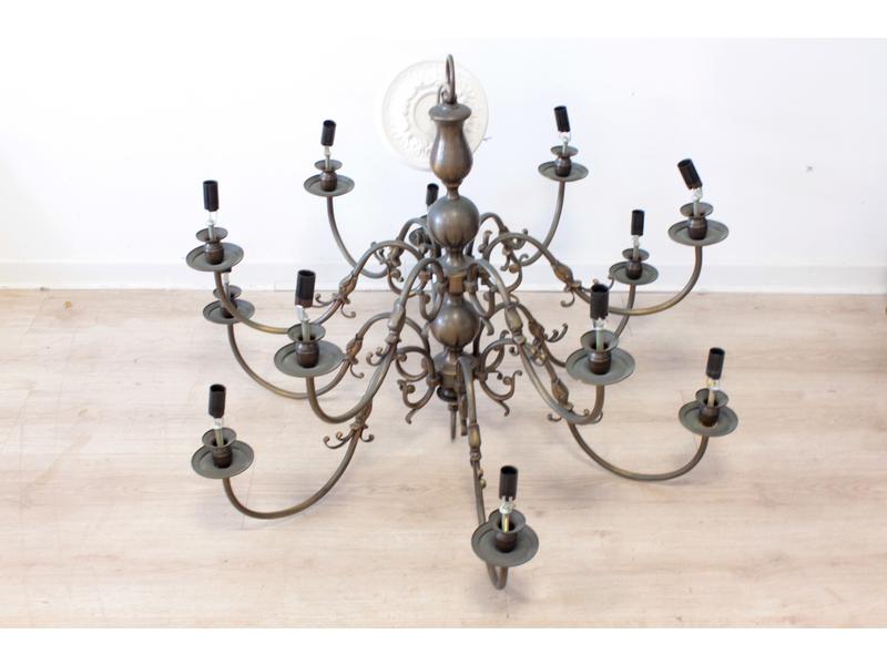 LUSTRE en laiton à douze bras de lumières...
