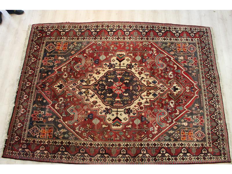 TAPIS en laine à décor d'un grand médaillon...