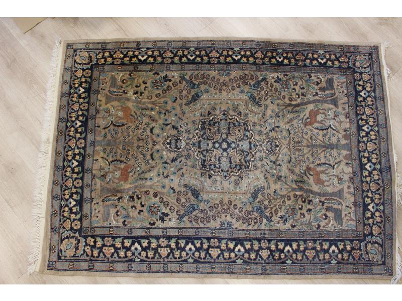 TAPIS en laine à décor d'un médaillon central...