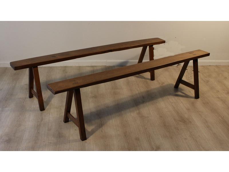 PAIRE DE BANCS en bois naturel.