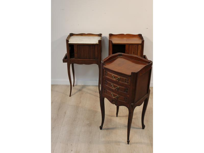 DEUX TABLES DE CHEVETS en bois fruitiers...