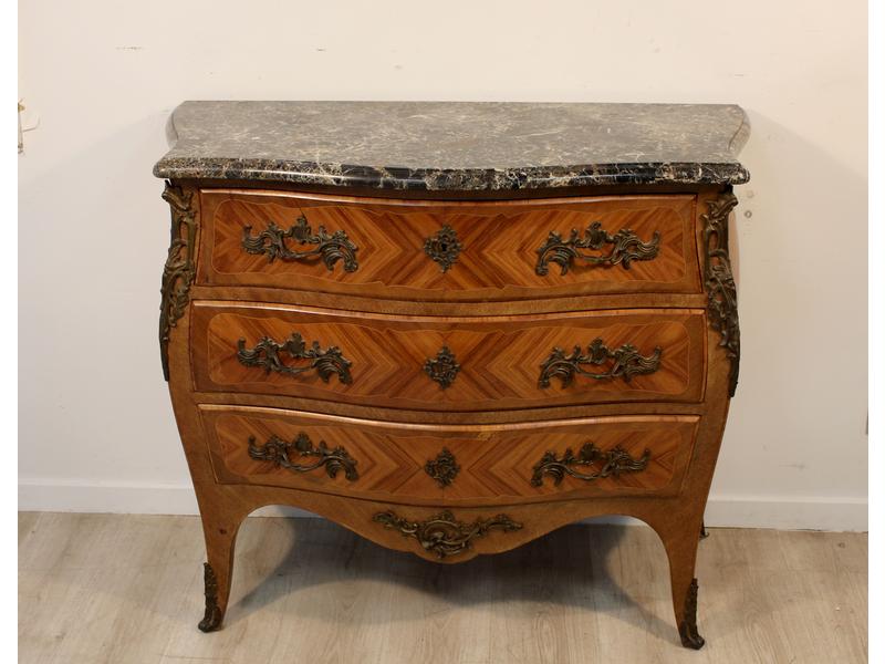 COMMODE galbée toutes faces en bois de placage,...