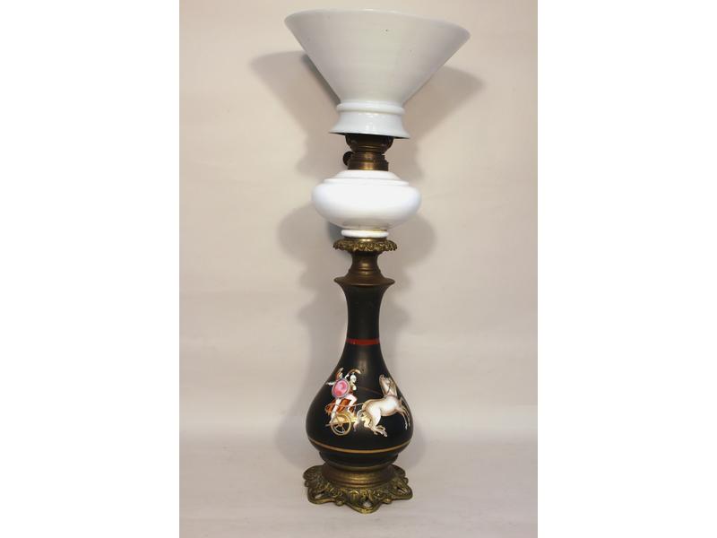 LAMPE A PETROLE de forme balustre en porcelaine...