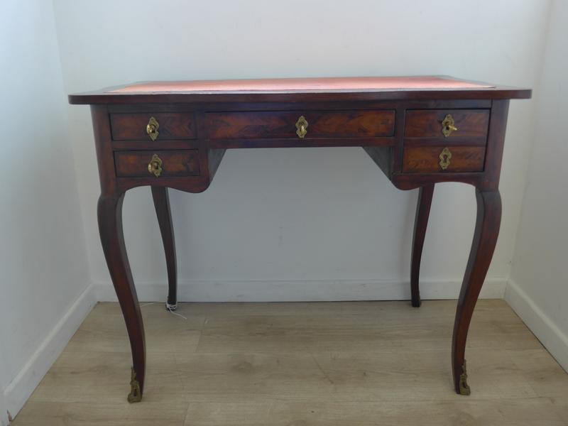PETIT BUREAU recatngulaire à plateau chantournée,...