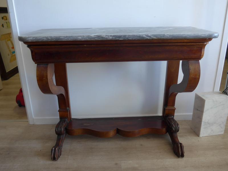 CONSOLE en acajou et placage d'acajou ouvrant...