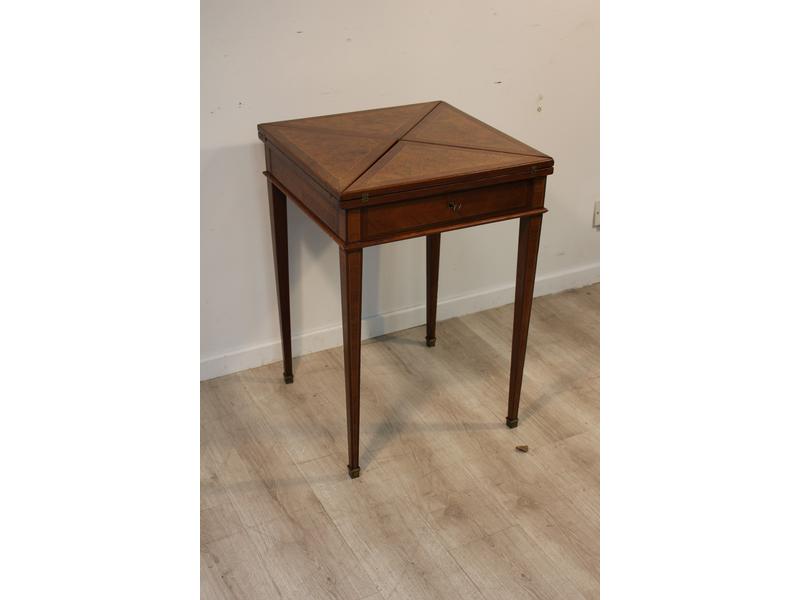 TABLE " mouchoir " carré en bois de placage,...