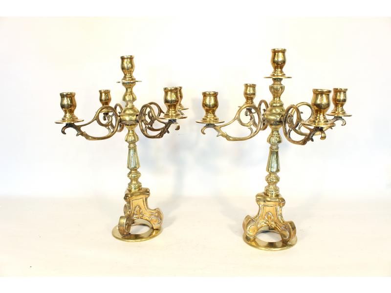 PAIRE DE CANDELABRES à cinq lumière en laiton,...
