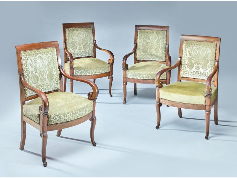 SUITE DE QUATRE FAUTEUILS en acajou et placage...