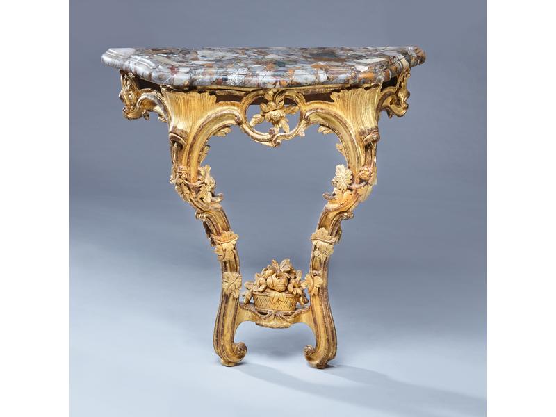 *PETITE CONSOLE en bois sculpté et doré,...