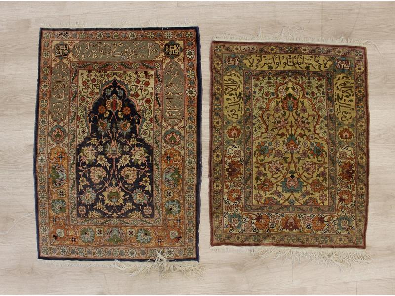 *DEUX PETITS TAPIS DE PRIERE en soie à décor...
