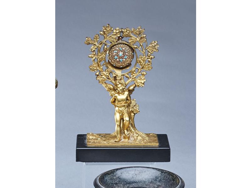 *PORTE-MONTRE en bronze doré figurant un...